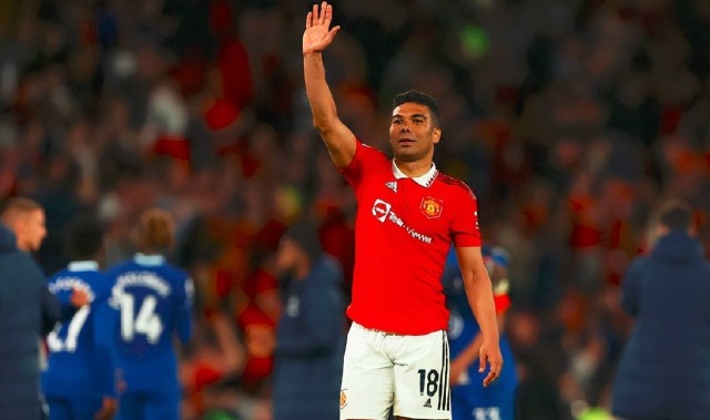 曼联告别老臣！卡塞米罗协议离队，12万磅周薪锁定未来中场新核