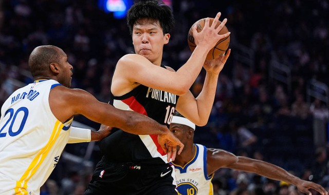 杨翰森半场已出战10分钟 1板1助1次三分未中2失误1犯规