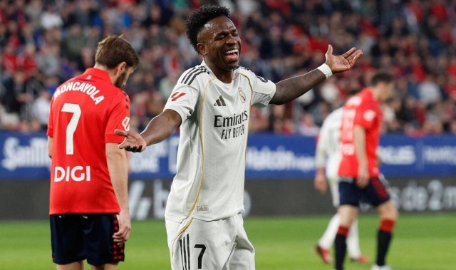 天助巴萨！奥萨苏纳1-2爆冷击败皇马，西甲榜首争夺局势复杂多变