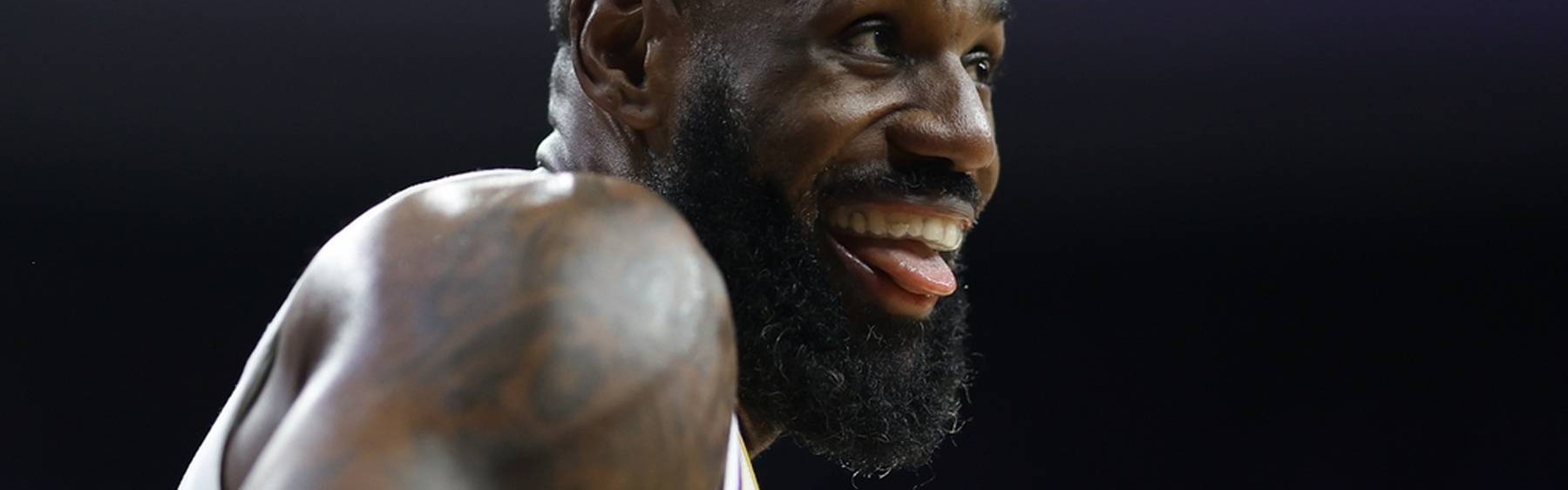 老詹满电回归重新戴起皇冠 决胜期连得10分+晚安抢断