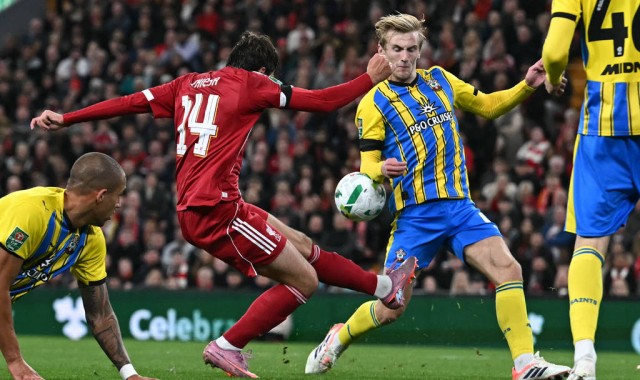 联赛杯-伊萨克首球埃基蒂克绝杀+染红 利物浦2-1晋级