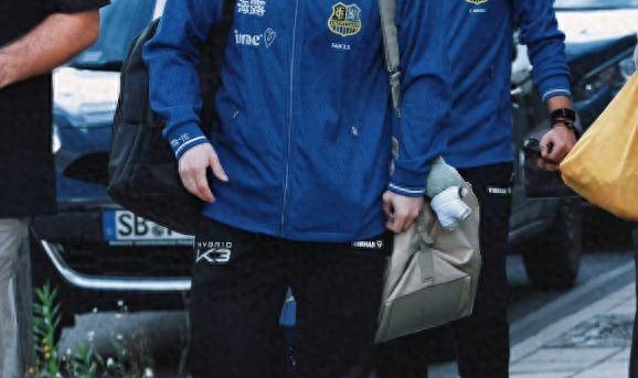 德甲3连胜，樊振东自驾凯迪拉克上班，给Labubu玩偶穿皇马球衣